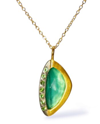 Εκλεπτυσμένο χειροποίητο μοτιφ με triplet green ahate and mother of pearl και τζαβορριτες σε ασημί  και χρυσο 18K